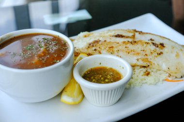 Pirinç ve sarımsak soslu ızgara Pangasius, püre ile servis yap.