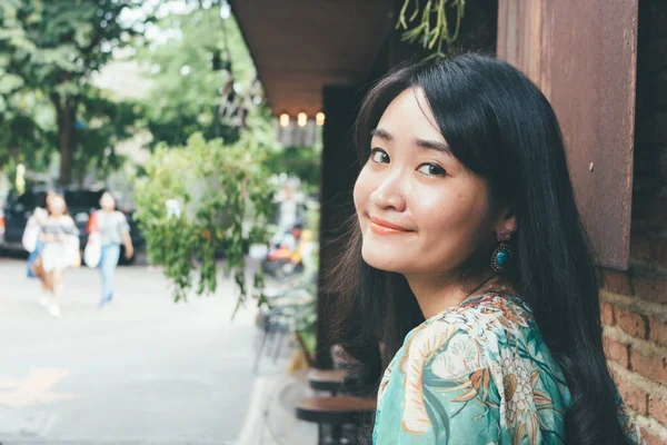 Hermosa mujer asiática sonriendo en escena al aire libre. — Foto de Stock