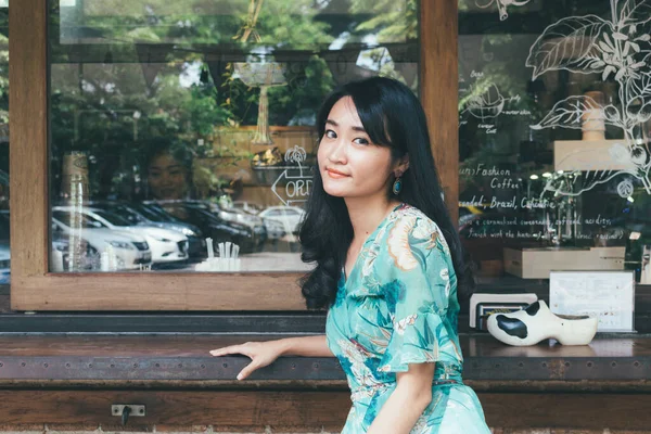 Hermosa mujer asiática sonriendo en escena al aire libre. — Foto de Stock