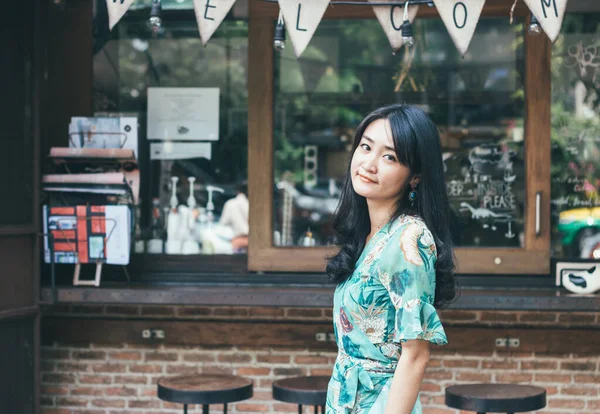 Hermosa mujer asiática sonriendo en escena al aire libre. — Foto de Stock