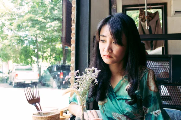 Hermosa mujer asiática sentada en el café. — Foto de Stock