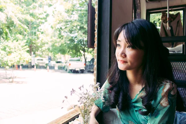 Hermosa mujer asiática sentada en el café. — Foto de Stock
