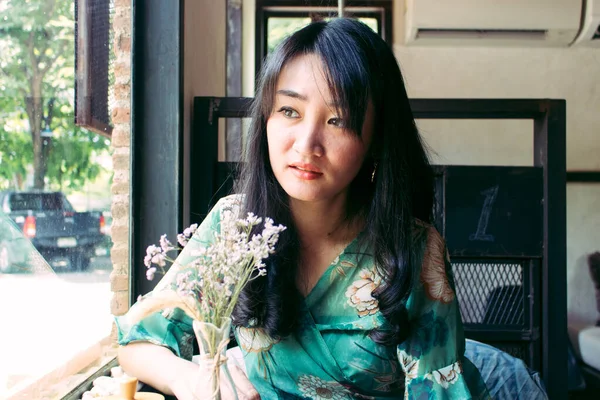 Hermosa mujer asiática sentada en el café. — Foto de Stock