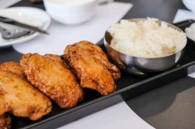 Korece tarzı kızarmış tavuk.