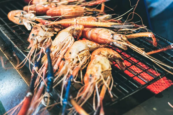 Crevettes grillées sur le poêle . — Photo