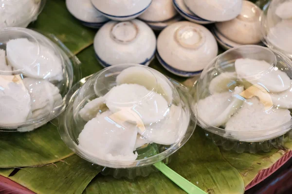Natillas de leche de coco tailandesas o Khanom Thuai en caja de plástico . — Foto de Stock