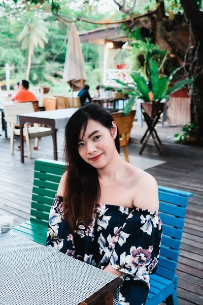 Restorandaki genç Asyalı kadına yakın durun.. — Stok fotoğraf
