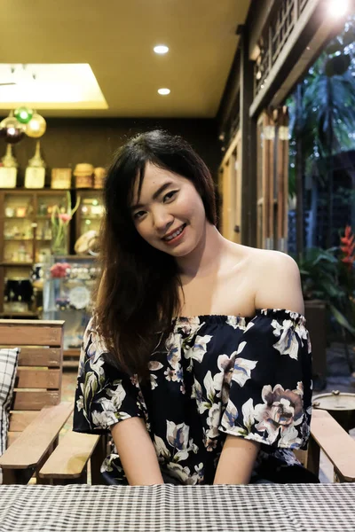 Gros plan de la jeune femme asiatique dans le restaurant . — Photo