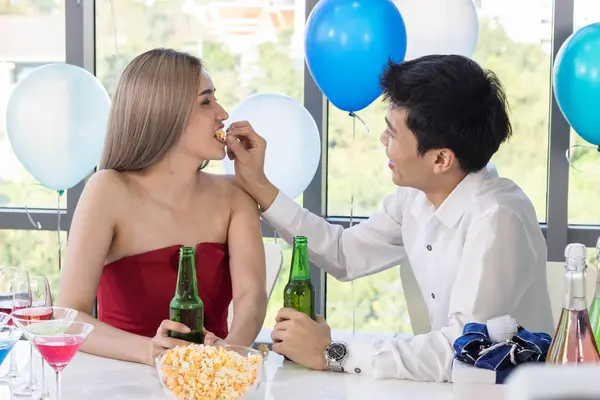 Pasangan muda merayakan tahun baru bersama-sama, minum bir dan ea — Stok Foto