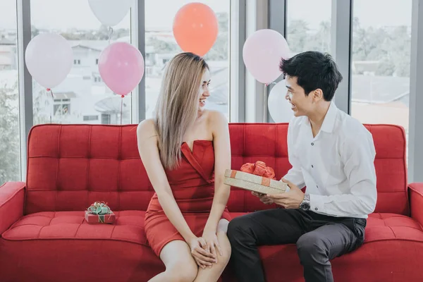 Young Asian couple celebrating new year together, boyfriend give — Stock Photo, Image