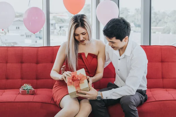 Joven pareja asiática celebrando año nuevo juntos, novio dar —  Fotos de Stock