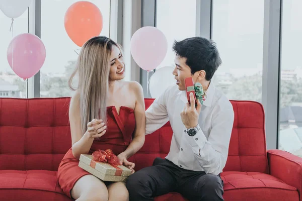 Pasangan muda Asia merayakan tahun baru bersama-sama, bertukar hadiah — Stok Foto