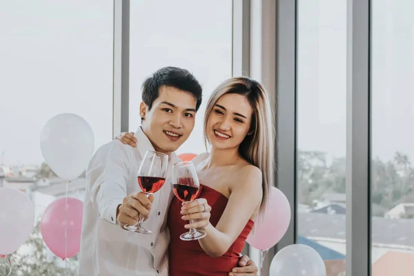Pasangan muda Asia merayakan tahun baru bersama-sama, minum anggur — Stok Foto