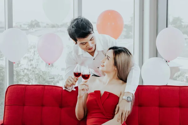 Pasangan muda Asia merayakan tahun baru bersama-sama, minum anggur — Stok Foto