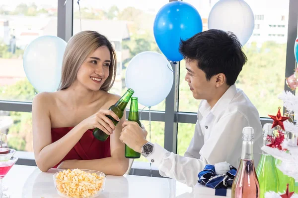 Pareja joven celebrando año nuevo juntos, bebiendo cerveza togeth — Foto de Stock