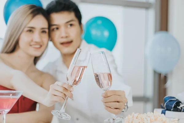 Pareja joven celebrando año nuevo juntos, enfoque selectivo en c —  Fotos de Stock