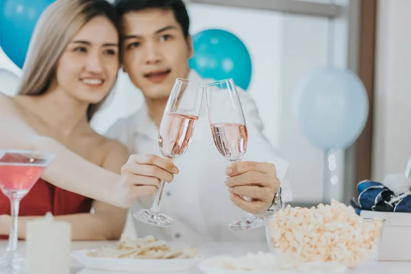 Pareja joven celebrando año nuevo juntos, bebiendo cóctel para — Foto de Stock