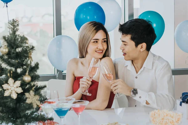 Giovane coppia che festeggia il nuovo anno insieme, bere cocktail a — Foto Stock