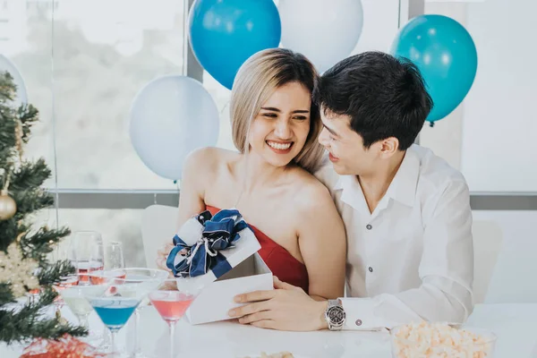 Giovane coppia asiatica che celebra il nuovo anno insieme, fidanzato dare — Foto Stock