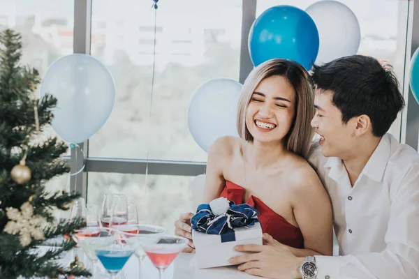 Pasangan muda Asia merayakan tahun baru bersama-sama, pacar memberikan — Stok Foto