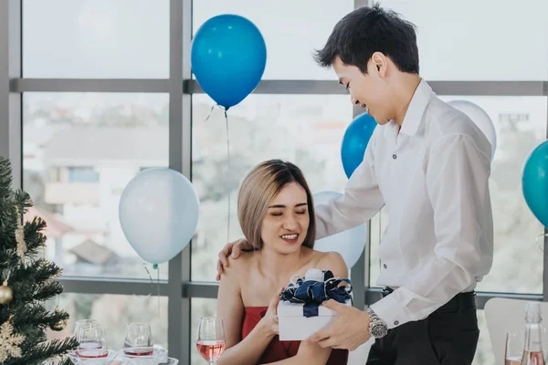 Pasangan muda Asia merayakan tahun baru bersama-sama, pacar memberikan — Stok Foto