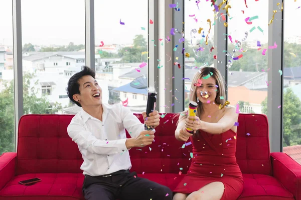 Pareja joven y atractiva celebran la Navidad y el año nuevo ingenio —  Fotos de Stock