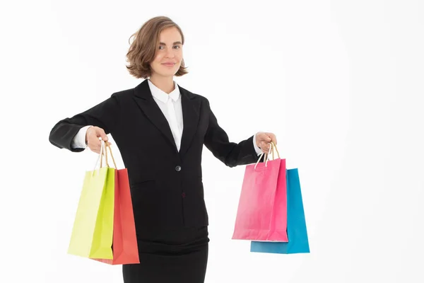 Retrato de una joven mujer de negocios sosteniendo bolsas de compras en blanco —  Fotos de Stock