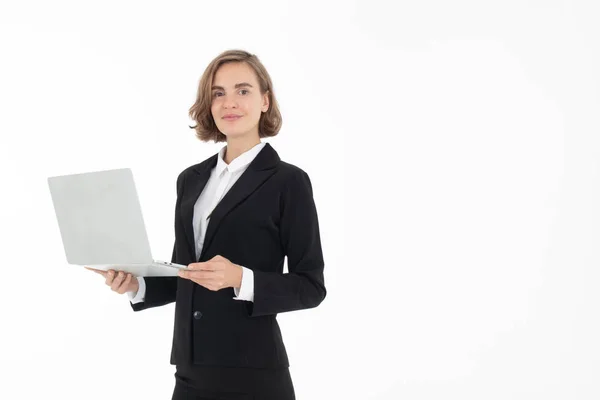 Portret van jonge zakenvrouw met laptop met handpointi — Stockfoto