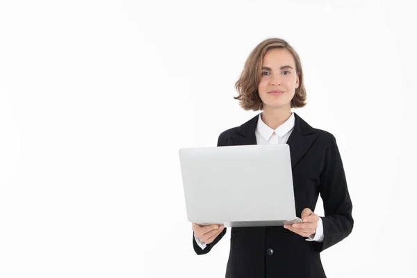 Portret van jonge zakenvrouw met laptop met handpointi — Stockfoto