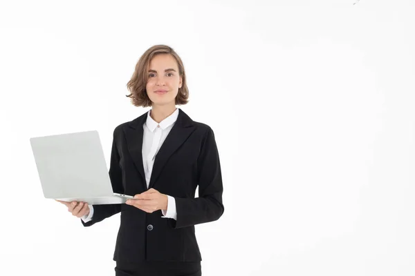 Portret van jonge zakenvrouw met laptop met handpointi — Stockfoto