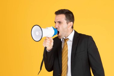 Beyaz takım elbiseli ve kravatlı yakışıklı bir işadamının portresi.