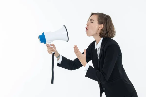 Jonge zakenvrouw schreeuwt door een megafoon op wit is — Stockfoto