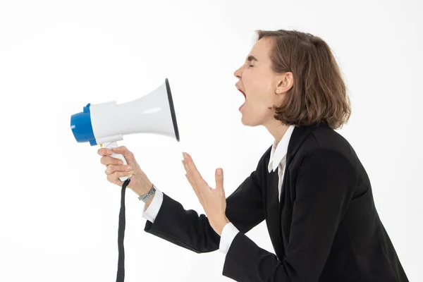 Jonge zakenvrouw schreeuwt door een megafoon op wit is — Stockfoto