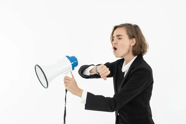 Jonge zakenvrouw schreeuwt door een megafoon op White wa — Stockfoto