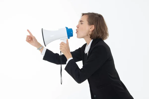 Jonge zakenvrouw schreeuwt door een megafoon op wit is — Stockfoto