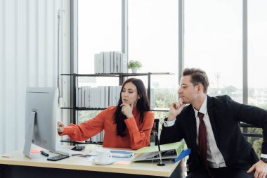 İki iş adamları konusunda konuşurken bir ofiste çalışmak.