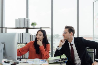 İki iş adamları konusunda konuşurken bir ofiste çalışmak.