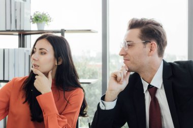 İki iş adamları konusunda konuşurken bir ofiste çalışmak.