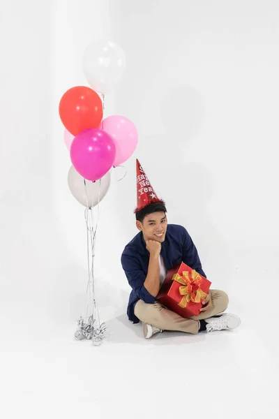 Joven Asiático Con Regalo Globos Celebrando Año Nuevo Sobre Fondo —  Fotos de Stock