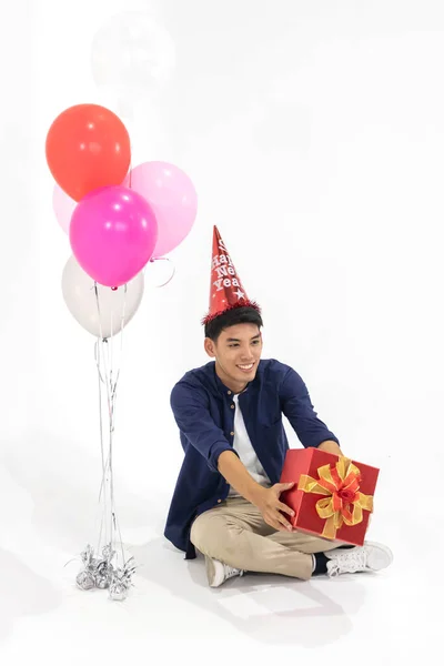 Jovem Asiático Com Presente Balões Celebrando Ano Novo Fundo Isolado — Fotografia de Stock