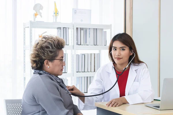 Médico Asiático Trabajando Consultorio Discutiendo Con Paciente Sobre Sus Síntomas — Foto de Stock