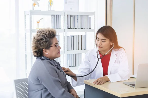 Médico Asiático Trabajando Consultorio Discutiendo Con Paciente Sobre Sus Síntomas — Foto de Stock