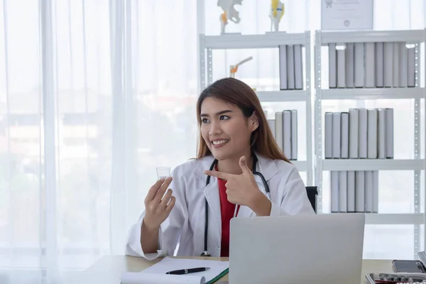 Joven Doctora Asiática Trabajando Escritorio Sosteniendo Medicina Hospital Concepto Salud — Foto de Stock
