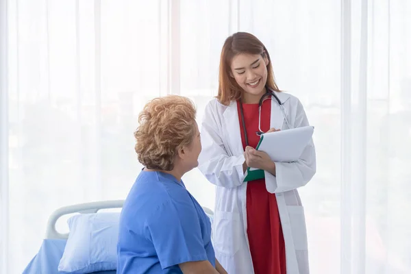 Joven Atractiva Médico Asiático Está Discutiendo Paciente Acerca Sus Síntomas — Foto de Stock