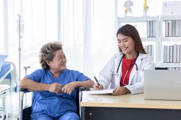 Joven Atractiva Médico Asiático Está Discutiendo Paciente Acerca Sus Síntomas — Foto de Stock