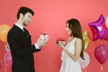 Genç çift yeni yılı birlikte kutluyor, hediyelerini değiş tokuş ediyor..