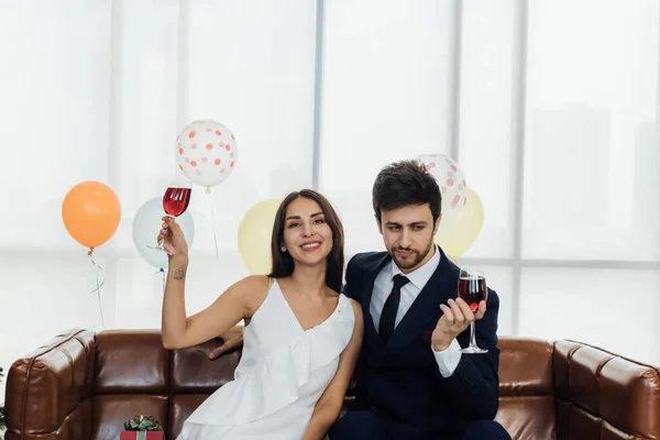 一緒に新年を祝う若いカップル 一緒にワインを飲む — ストック写真