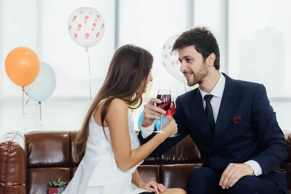 Pareja Joven Celebrando Año Nuevo Juntos Bebiendo Vino Juntos —  Fotos de Stock