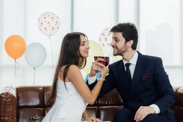 Pareja Joven Celebrando Año Nuevo Juntos Bebiendo Vino Juntos — Foto de Stock