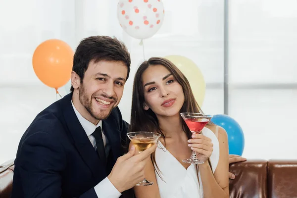 Pareja Joven Celebrando Año Nuevo Juntos Bebiendo Cóctel Juntos —  Fotos de Stock